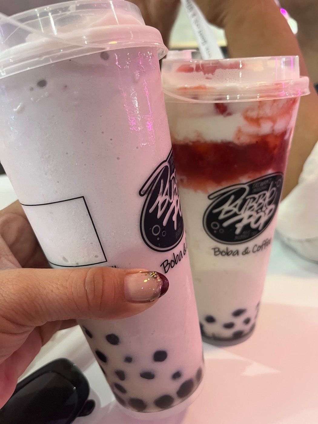 Dos vasos de bubble tea con perlas de tapioca