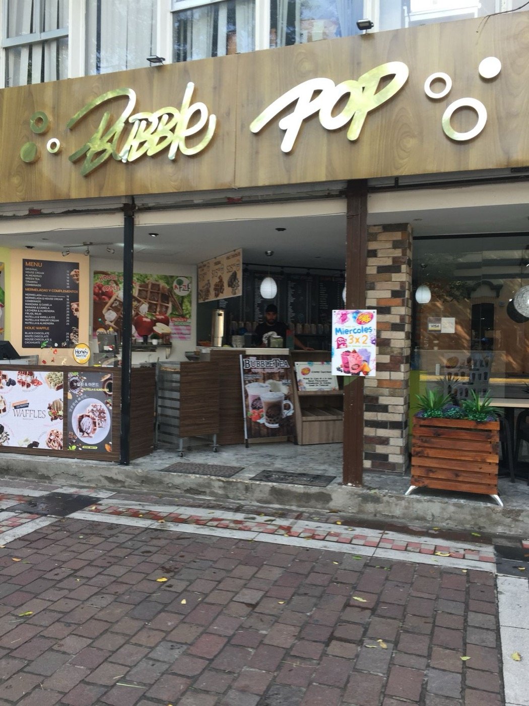 Fachada de Bubble Pop con su letrero