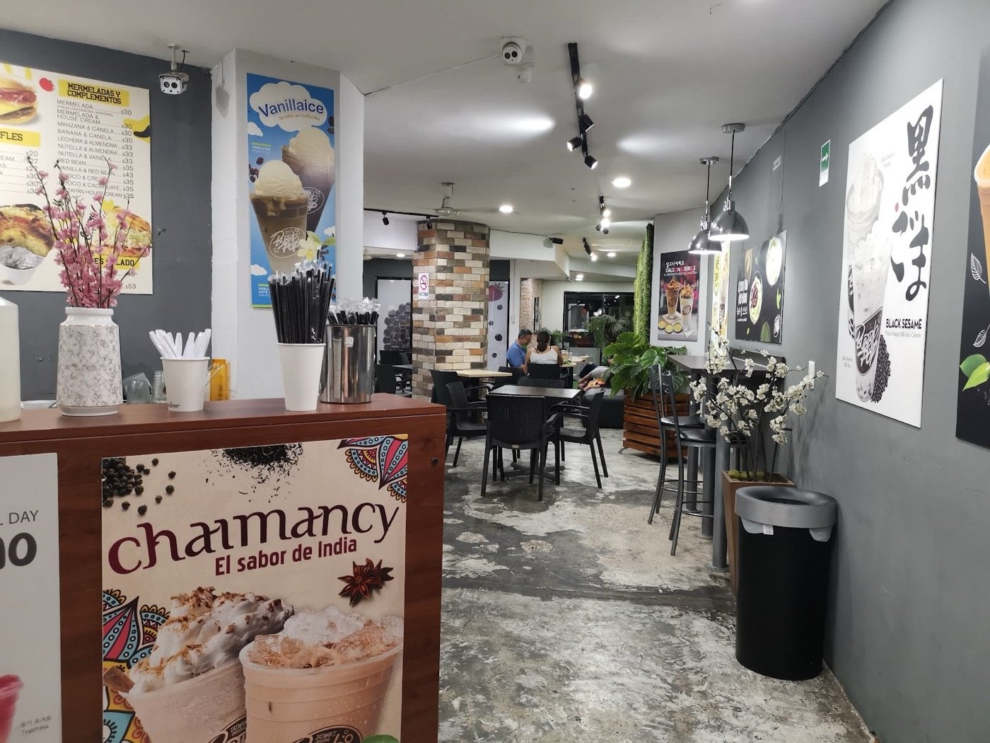 Interior del local con cuadros