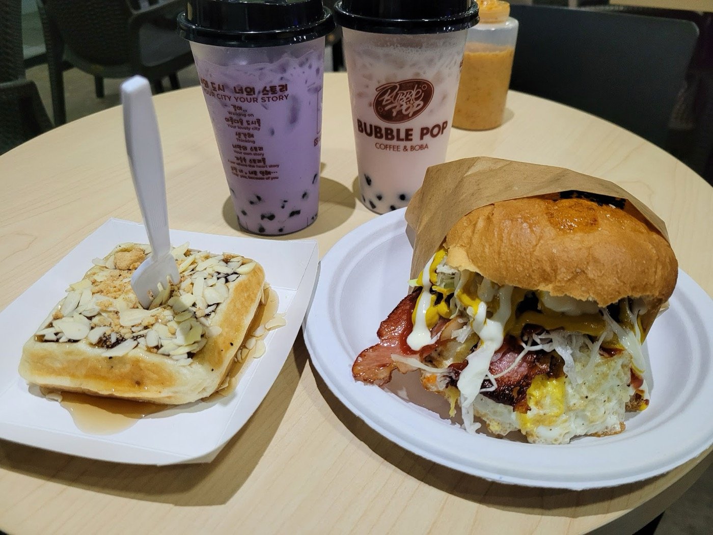 Waffle y hamburguesa con bobas